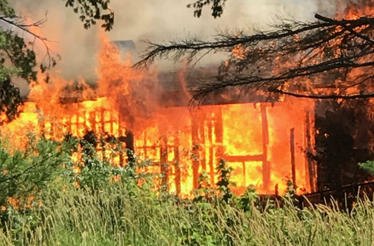 Decades-old resort building catches fire in Bracebridge