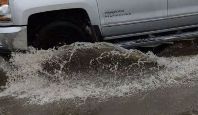 truck, wet, water, flood, splash, puddle, tire